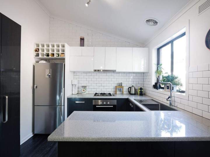 Installation complète de mobilier de cuisine.